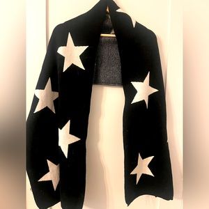 Sugar + lips Women’s scarf: black and white.